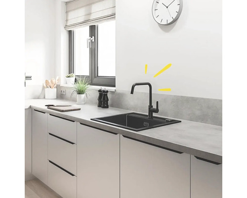 Küchenspüle mit Wasserhahn in einer modernen Küche