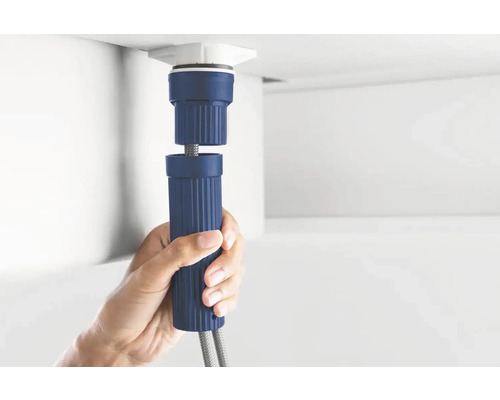 Hand hält Siphon für Waschbecken