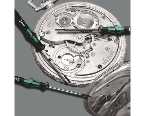 Wera Logo und drei Feinmechaniker Schraubendreher vor einem Uhrwerk