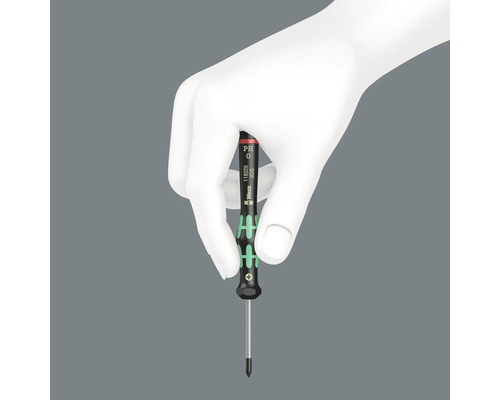 Schraubendreher mit Kreuzschlitz in einer Hand