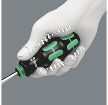 Hand hält Schraubendreher zur Demonstration des ergonomischen Griffs