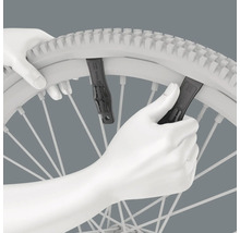 Fahrradreifenheber im Einsatz am Fahrradreifen