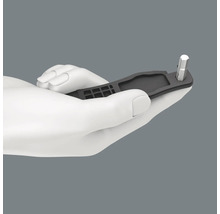 Schraubenschlüssel mit Sechskantbit in einer Hand