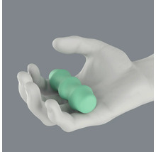 Hand hält Massageroller