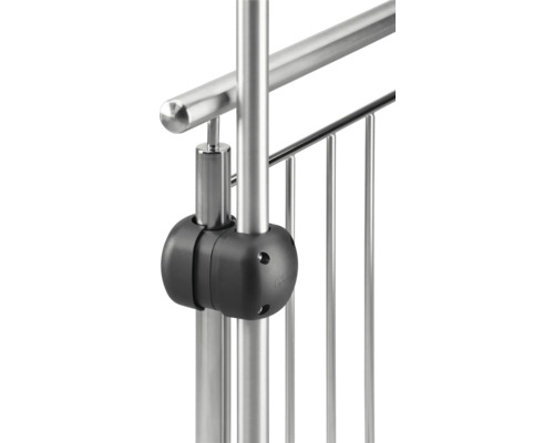 Detailaufnahme eines Geländers aus Metall mit Verbindungselement