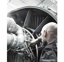 Ein Mechaniker, der einen Flugzeugmotor wartet.