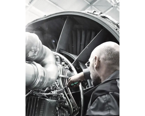 Ein Mechaniker, der einen Flugzeugmotor wartet.