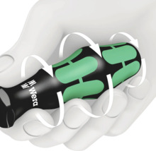Wera Logo auf Schraubendrehergriff in Hand mit Drehpfeilen