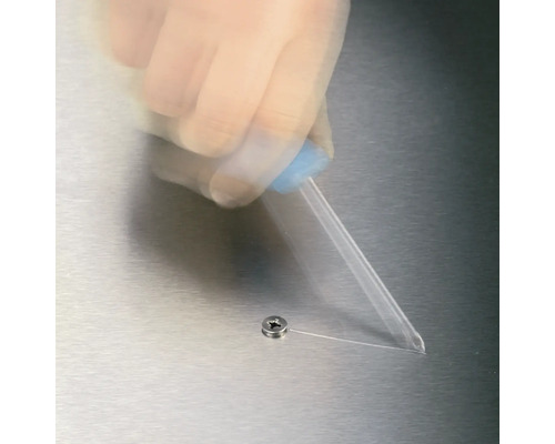 Tropfen Klebstoff wird auf eine Schraube aufgetragen