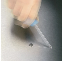 Auftragen von Schmieröl auf eine Schraube mit einem Öler