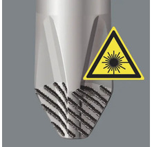 Detailaufnahme einer Werkzeugspitze mit Lasersicherheitshinweis