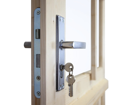 Detailansicht einer Holztür mit eingesetztem Türschloss und Schlüssel