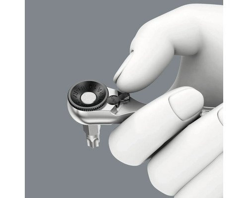 Eine Hand hält eine Wera Bit Ratsche