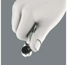 Eine Hand hält eine Mini-Knarre