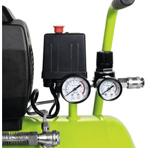 Detailaufnahme eines Kompressors mit Manometern zur Druckmessung