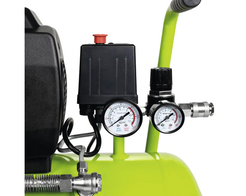 Detailaufnahme eines Kompressors mit Manometern zur Druckmessung