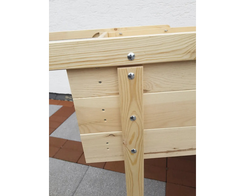 Detailansicht eines Holzhochbeets mit Schrauben