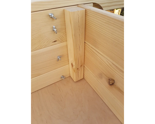 Detailansicht eines Hochbeets aus Holz mit Schraubverbindungen.