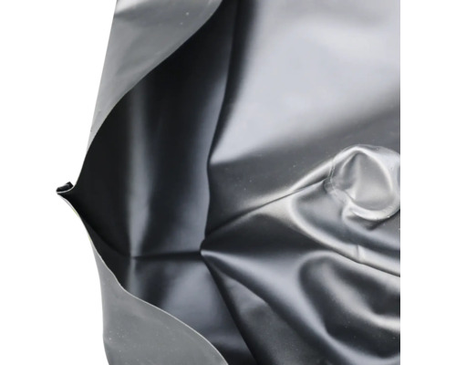 Offene schwarze Plastiktüte