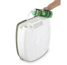 Eine Person gießt Sanitärflüssigkeit in einen Abwassertank.