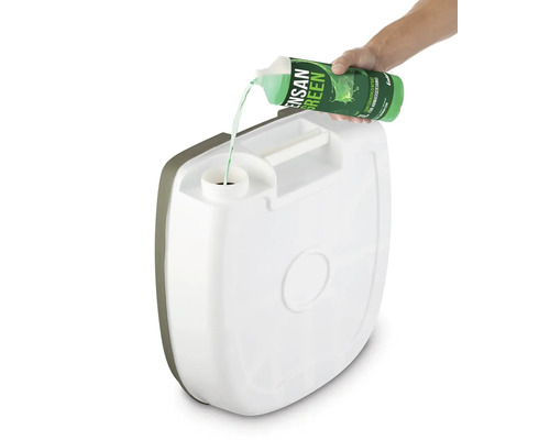 Eine Person gießt Sanitärflüssigkeit in einen Abwassertank.