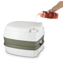 Tragbare Toilette wird mit Spülwasserzusatz befüllt