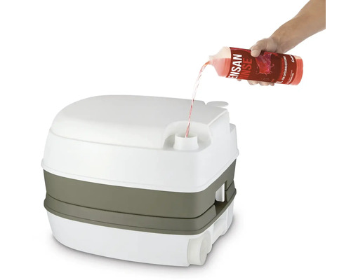 Tragbare Toilette wird mit Spülwasserzusatz befüllt