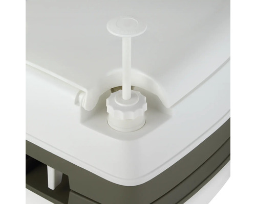 Detailansicht einer Campingtoilette mit Spülwasserbehälter