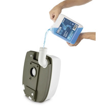 Flüssigkeitszusatz wird in den Abwassertank einer Campingtoilette gegossen