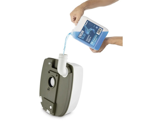 Flüssigkeitszusatz wird in den Abwassertank einer Campingtoilette gegossen