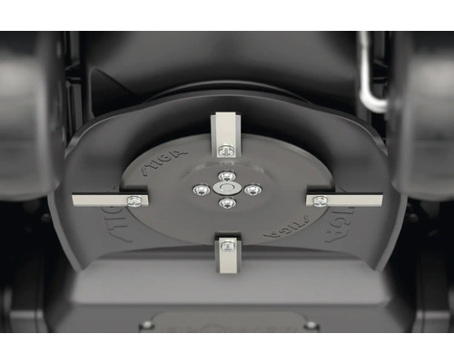 Detailansicht des Schneidwerks eines Rasenmähers mit vier Messern und Stiga Logo.