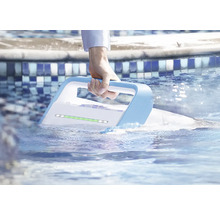Eine Hand hält einen automatischen Poolreiniger im Wasser