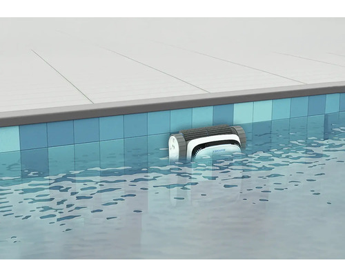 Schwimmbad mit Reinigungsroboter