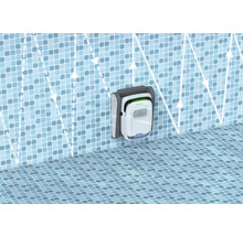 Schwimmbad mit Poolreinigungsroboter an der Wand