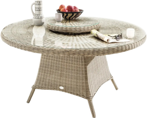 Runder Gartentisch aus Rattan mit Glasplatte, Geschirr und Dekoration