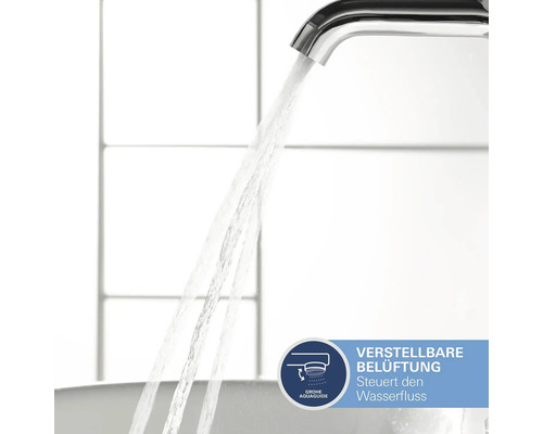 Wasserhahn mit fließendem Wasser und Hinweis auf verstellbare Belüftung zur Steuerung des Wasserflusses