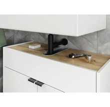 Detailaufnahme eines Waschtischunterschranks mit Armatur, Seife und Kosmetikprodukten im Badezimmer