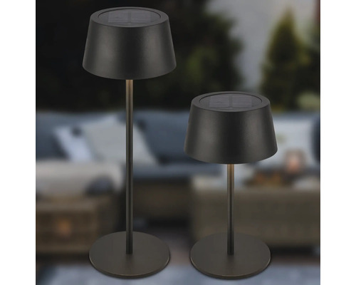 Zwei Solarleuchten für den Außenbereich auf einem Gartentisch