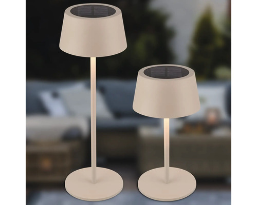 Zwei Solarleuchten für den Außenbereich auf einem Tisch