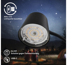 Aufsicht auf eine schwarze Lampe mit LED Lichtquelle im Aussenbereich
