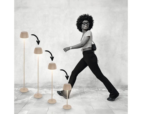 Szene mit vier Lampen unterschiedlicher Höhe und einer Person, die vorbeigeht.