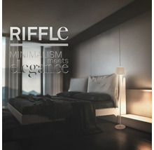 Schlafzimmer mit Bett und Stehlampe im minimalistischen Stil