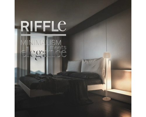 Schlafzimmer mit Bett und Stehlampe im minimalistischen Stil