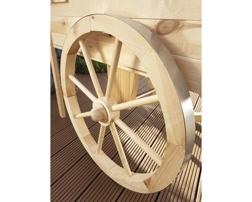 Holzrad mit Metallband für einen Bollerwagen