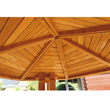 Innenansicht eines Holzpavillons mit hölzernen Dachsparren