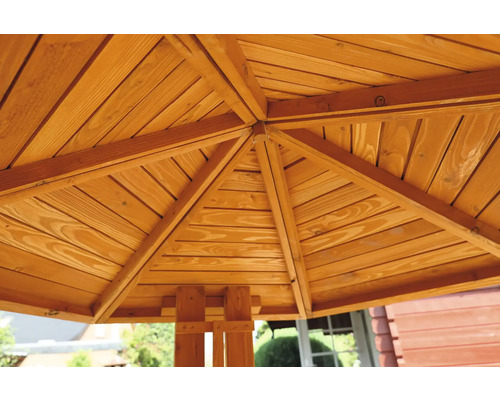 Innenansicht eines Holzpavillons mit hölzernen Dachsparren