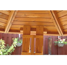 Holzpavillon Innenansicht mit Holzbalkenkonstruktion