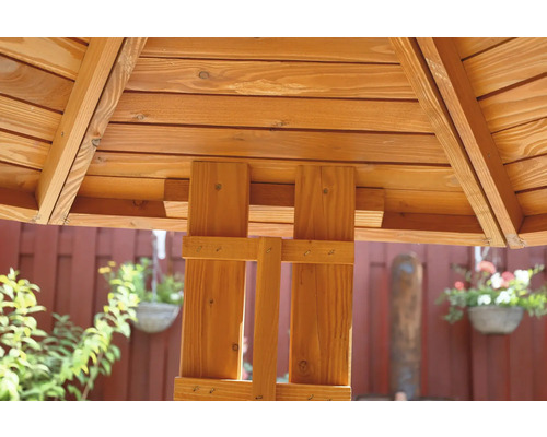 Holzpavillon Innenansicht mit Holzbalkenkonstruktion