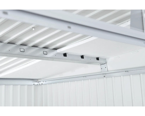 Detailansicht des Metallgerätehauses mit Dachkonstruktion