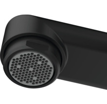 Detailaufnahme eines schwarzen Wasserhahnkopfes mit wabenförmigem Strahlregler